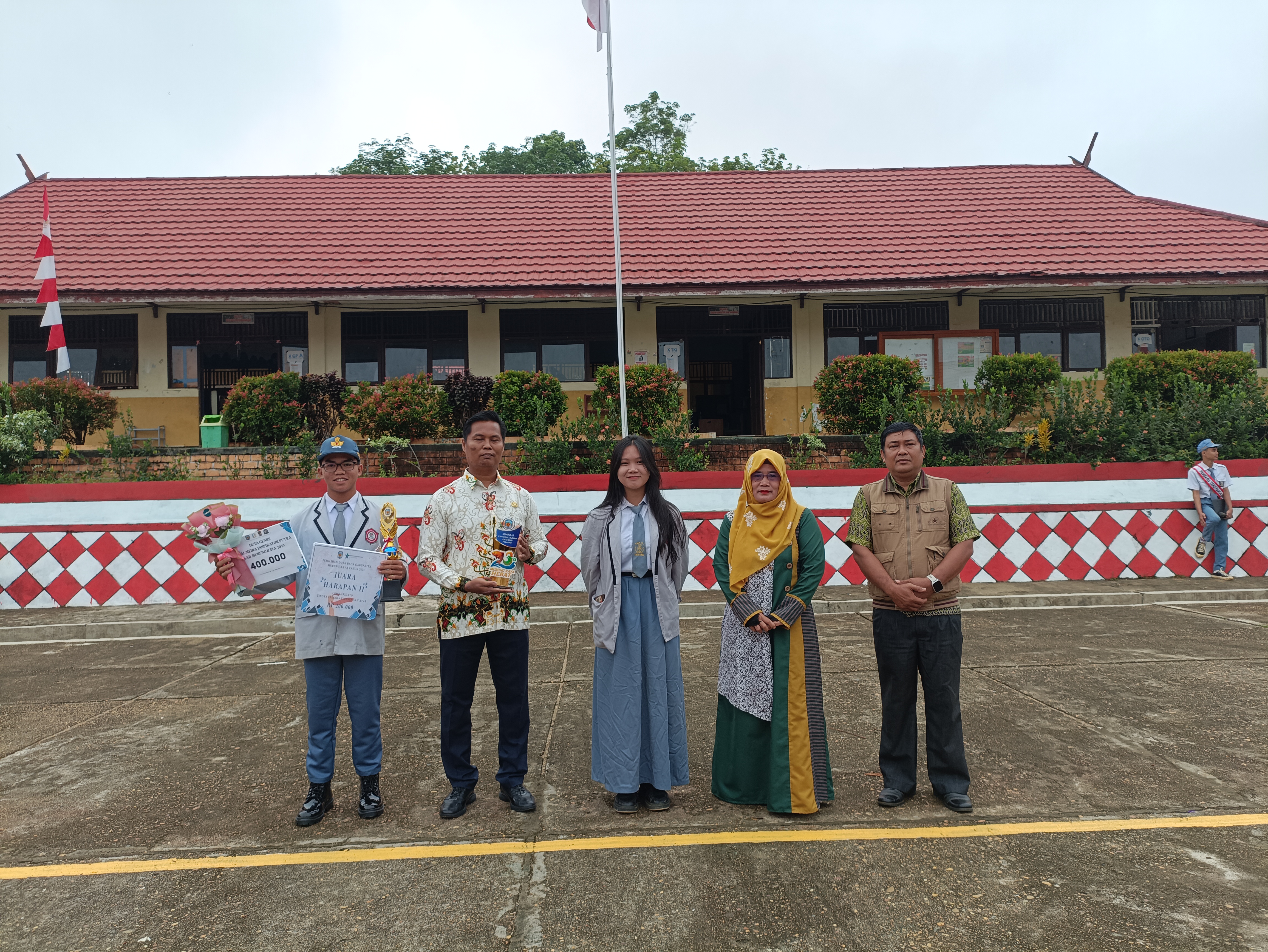 Diserahkan kepada siswa atas nama hendra