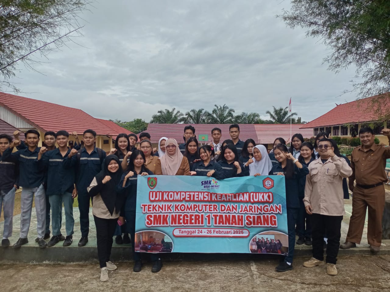 Proses perakitan mobil di bengkel otomotif dengan siswa mengenakan seragam kerja