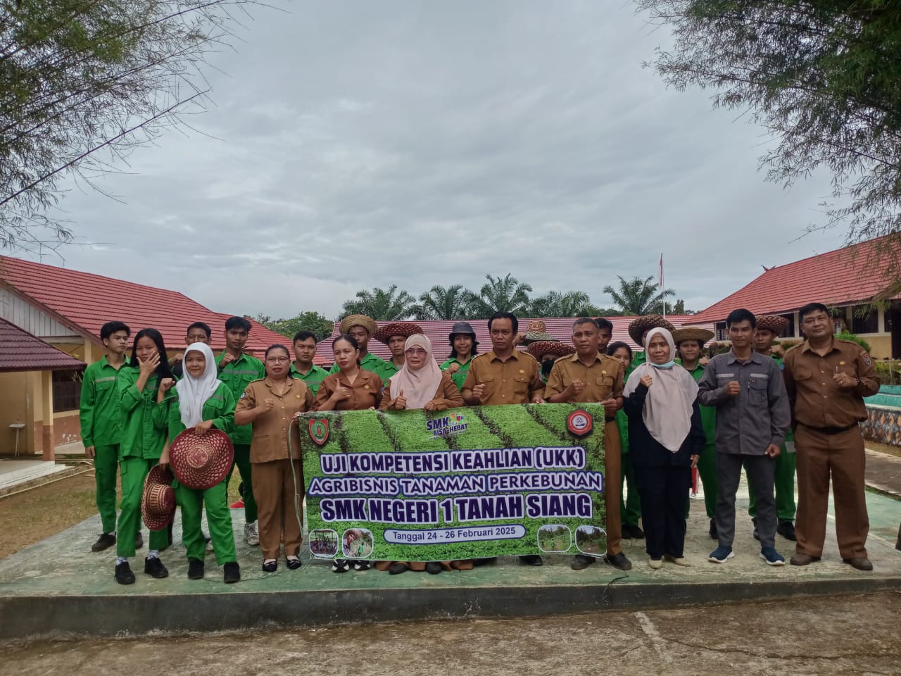 Siswa sedang praktik di laboratorium komputer dengan berbagai perangkat jaringan terlihat